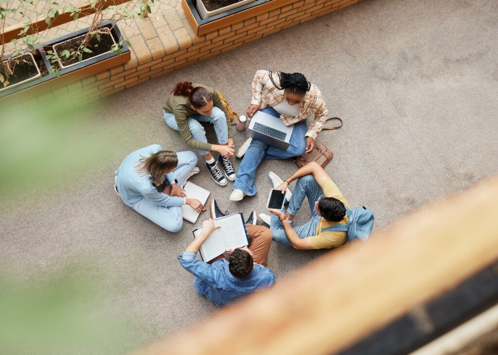 Studium, Hochschulgruppen und Studierende, die sich zu Forschungszwecken, für Projekte oder zur Planung, zum Brainstorming und zur Teamarbeit in einem Raum versammeln. Technologie, Bildung und die engsten Freunde aus dem Studium oder der schulischen Zusammenarbeit